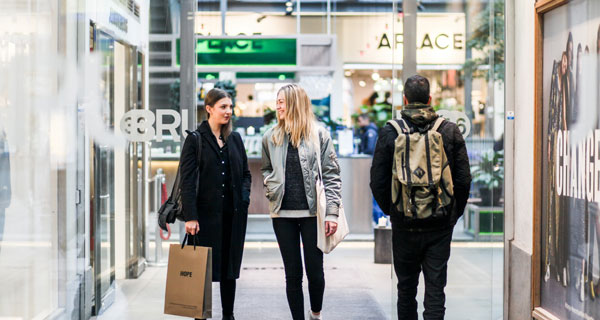 girls shopping in stockholm